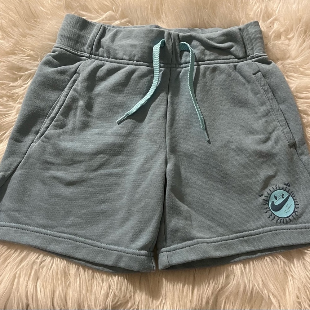 Gil’s Nike sun club shorts color blue size medium